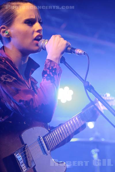 ANNA CALVI - 2010-11-04 - PARIS - La Boule Noire - 